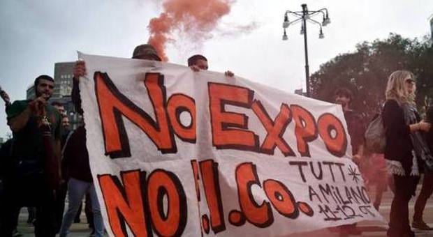 Milano, sfila il corteo "No Expo": 4 attivisti salgono su gru alla stazione Centrale