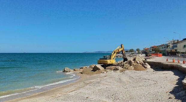 Ruspe al lavoro dopo la mareggiate a Marina di Montemarciano: «Ma che estate sarà senza spiaggia?»