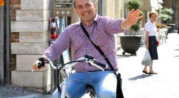 Osimo, cade sull'asfalto con lo scooter Il sindaco Pugnaloni è in stampelle