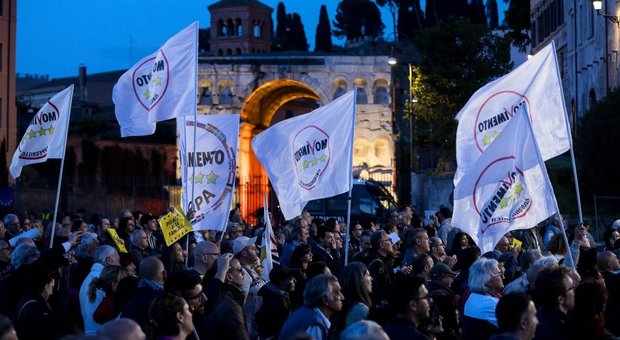 I pentastellati alle prese con il rebus crisi: «Avanti con Salvini, non ci sono alternative»