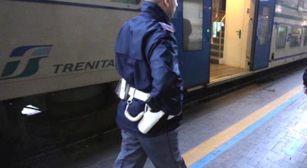 Controllore aggredito da baby-gang sul treno: pestato e scaraventato giù a Senigallia