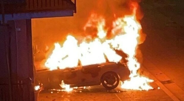 Fondi, fiamme e paura: un'altra macchina bruciata