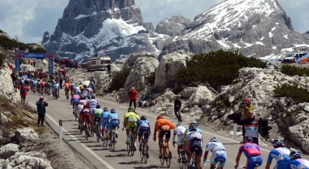 Giro d'Italia, al via l'ultima settimana nel ricordo di Scarponi: tutti contro Dumoulin