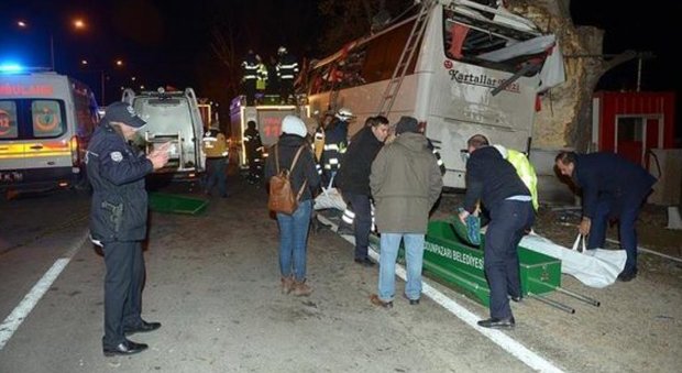 Bus di turisti esce di strada e si schianta: almeno 11 morti e 44 feriti. A bordo tanti bambini