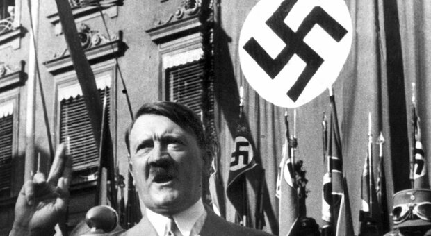 Vendono online mascherine con la faccia di Hitler: chiuso sito di e-commerce dopo le accuse di antisemitismo
