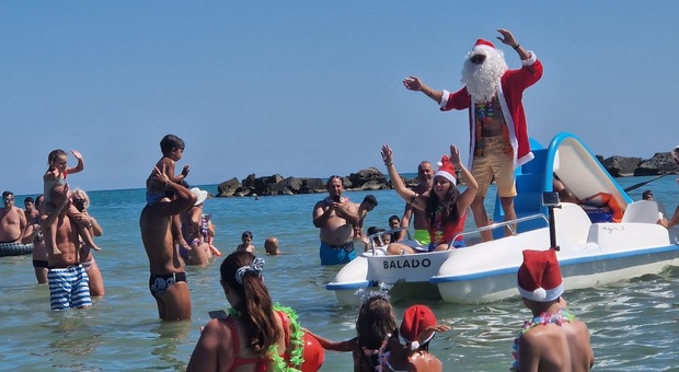Babbo Natale in spiaggia a San Benedetto: che vigilia di Ferragosto tra canti e balli di gruppo