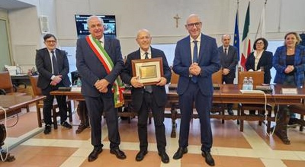 Il professor Ilvo Diamanti nominato cittadino onorario di Urbino: «Studi e bellezza sono il futuro di questa città». Nella foto, il sindaco Gambini, il professor Diamanti e il presidente Sirotti