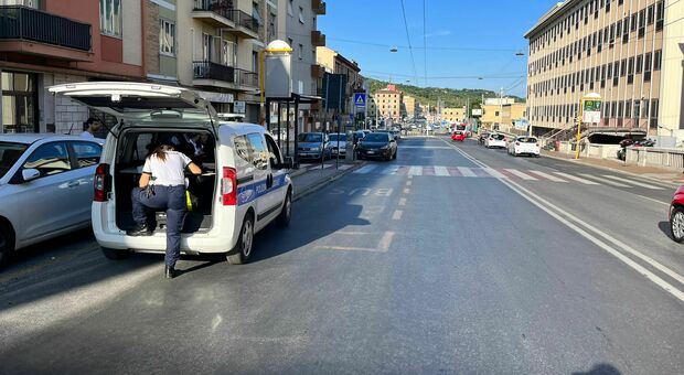 Ancona, non lo vede mentre attraversa sulle strisce: investito un uomo di 38 anni vicino alla stazione
