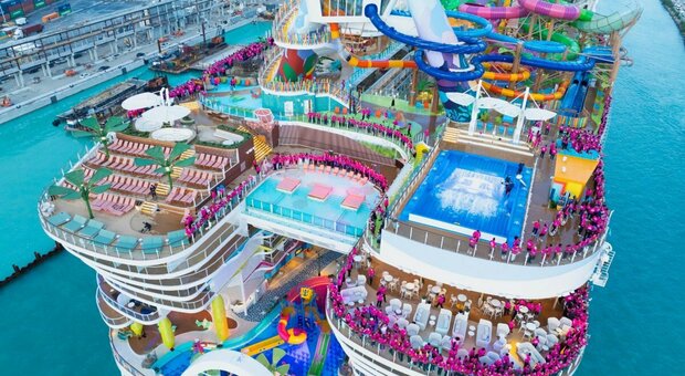 Icon of the Seas, festa a Miami per la nave da crociera più grande del mondo: pesa 5 volte il Titanic (e può ospitare 10mila persone a bordo)