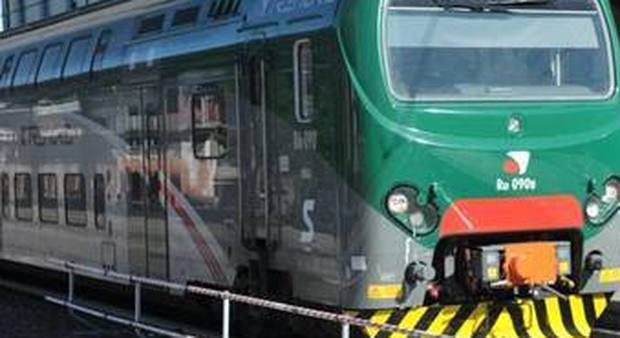 Terrore sul Treno Regionale: baby gang prende il martelletto e distrugge una carrozza