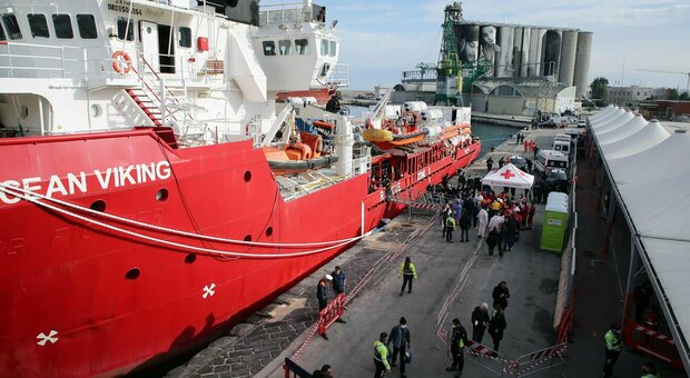Ocean Viking in stato di fermo nel porto di Bari, le autorità: «Non ha fatto rotta diretta»