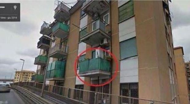 Da questo balcone sulla Casilina si può prendere l'autobus "al volo". Lo riconoscete?