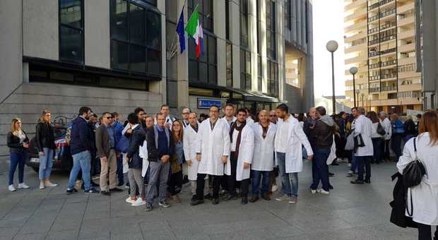 Napoli, la protesta dei giovani medici: «Pubblicare subito la graduatoria regionale 2018»