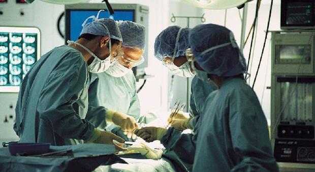Innestano un dito donato da un morto: l'operazione chirurgica a Pordenone