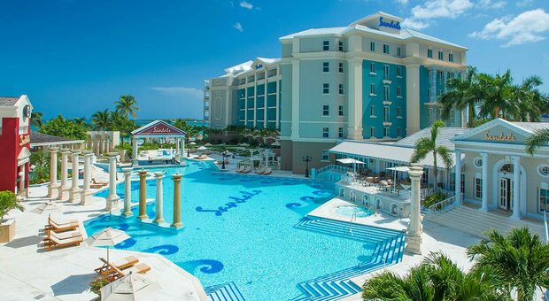 Bahamas, il giallo dei tre turisti morti nel resort di lusso: «Malore e convulsioni, poi il decesso»