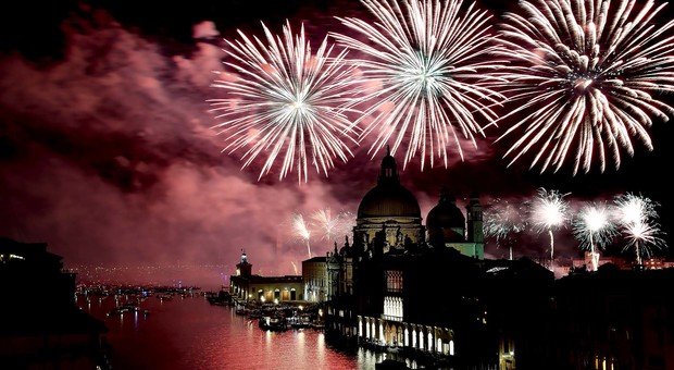 I fuochi d'artificio della Festa del Redentore con la Basilica della Salute e il Canal Grande