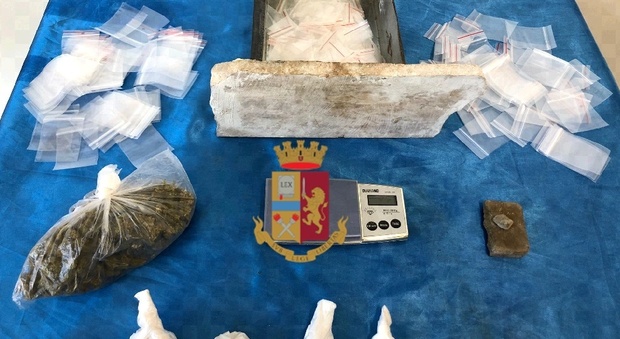 Napoli, blitz a Pianura: sequestrata droga nascosta in un muro