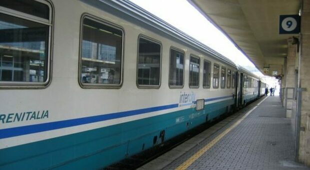 Ucciso da un malore sul treno in Campania, gli rubano la fede. La vedova: «Vi prego, restituitela»