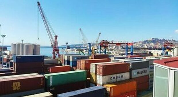 Porto di Napoli, sequestrate tre tonnellate di rifiuti pericolosi stoccati nell'area demaniale