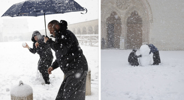 I frati di Assisi come in un quadro di Proietti: la battaglia a palle di neve diventa virale