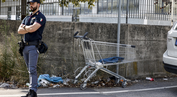 Roma, cadavere in un carrello della spesa a Tor Cervara, è di un uomo ucciso a colpi di arma da fuoco