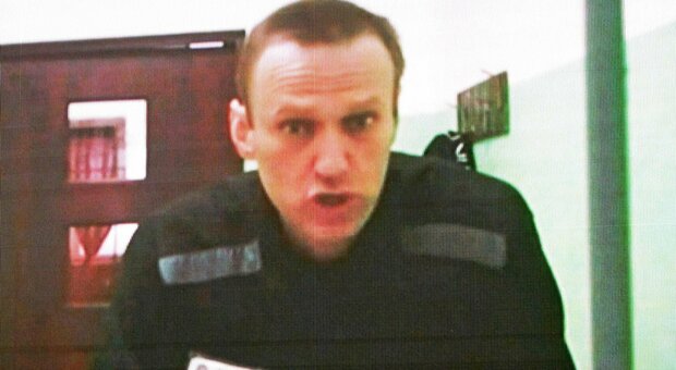 Navalny in colonia penale a 2mila chilometri da Mosca, ritrovato dopo 20 venti giorni. Il suo avvocato: «Sta bene»