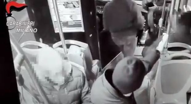 Milano, baby gang aggredisce e picchia passeggero sul bus, lui reagisce e accoltella 17enne