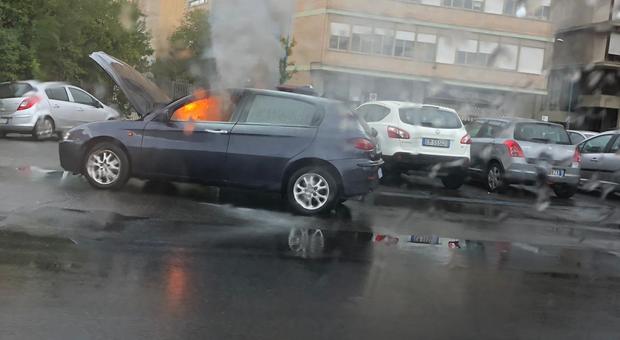 Autovettura prende fuoco improvvisamente in pieno centro a Latina/Il vi