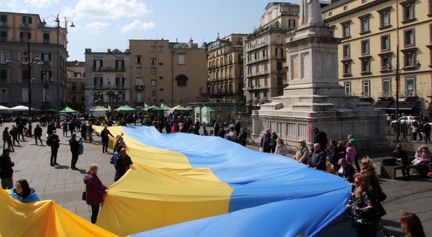 Ucraina, il popolo di Kiev sfila in piazza Dante: «Via Putin, grazie Napoli»