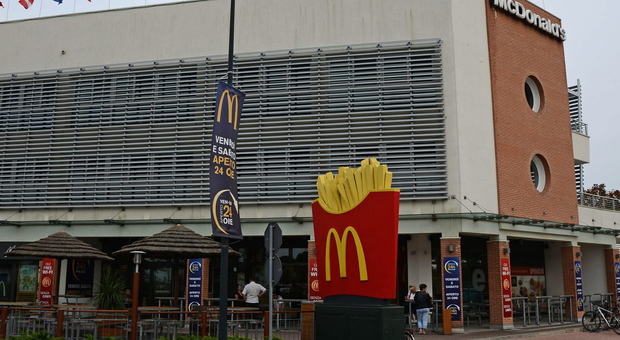 Hotel, ristoranti e negozi: caccia agli stagionali. 80 posti da McDonald's: un solo giorno per candidarsi