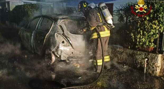 Minturno, auto avvolta dalle fiamme: intervengono i vigili del fuoco