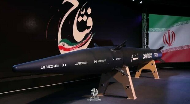 L'Iran presenta il suo missile ipersonico. «Gittata di 1.400 chilometri, passa attraverso i sistemi radar»