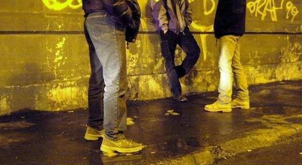 Milano, litiga con cinque adolescenti su un bus: autista ferisce a coltellate un diciassettenne