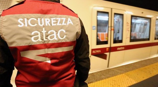 Roma, metro Ottaviano, vigilante evita un borseggio, pestato dal branco, calci ad addetta dell'Atac