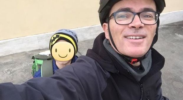 Raggi, l'ex marito su Facebook: in bici non serve l'assicurazione, sorridete sempre
