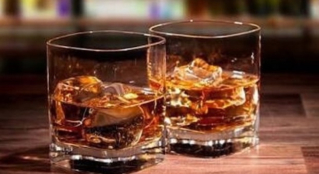 Pagati per bere whisky e girare il mondo: forse è il lavoro che stavi cercando