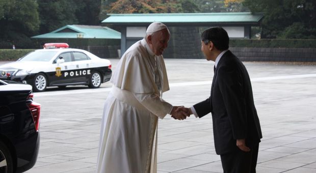 Il papa stringe le mani all’imperatore del Giappone