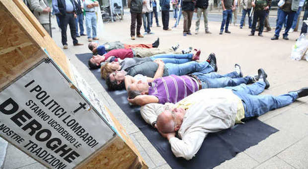 Milano, la protesta dei cacciatori davanti al Pirellone: si fingono morti
