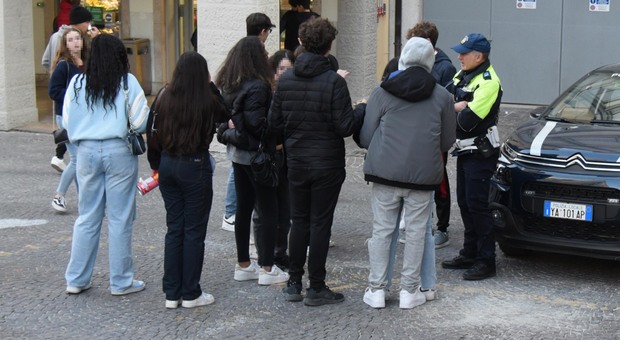Un gruppetto di ragazzini in centro a Treviso viene controllato dalla polizia locale