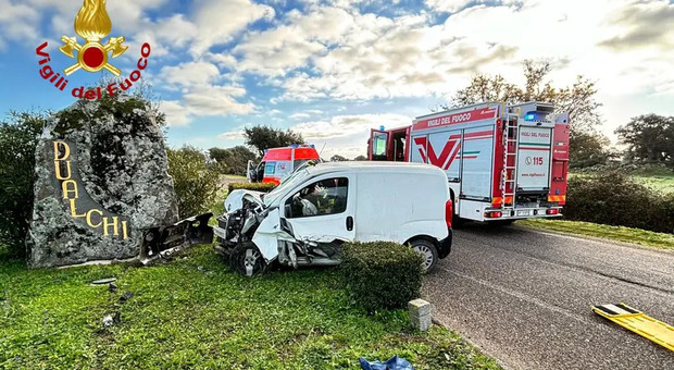 Nuoro, incidente mortale: furgone contro un masso, conducente perde la vita