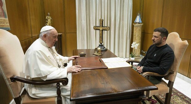 Guerra, Zelensky: «La Chiesa è al fronte, non a mediare virtualmente». La replica alle parole del Papa