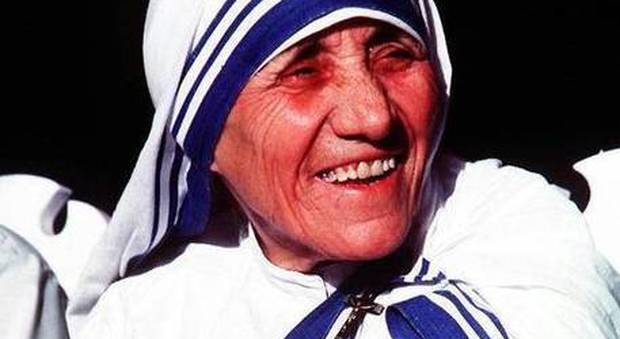 La festa per Madre Teresa Santa: il Papa regala una pizza a 1500 barboni arrivati in pullman