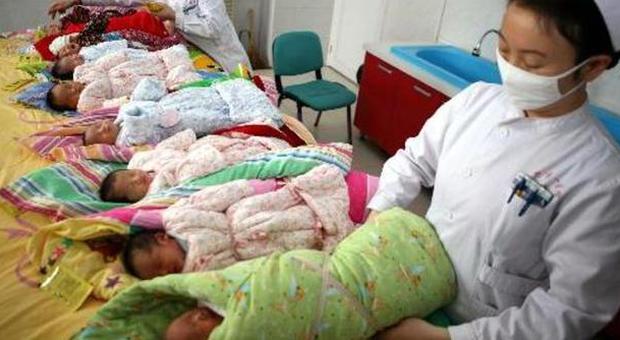Vendeva neonati ai trafficanti, ostetrica condannata a morte in Cina
