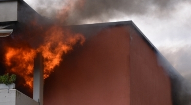 Appartamento a fuoco, sgomberata l'intera palazzina: danni ingenti