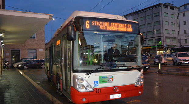 Ancona, spruzza spray urticante sul bus e manda 5 persone all'ospedale: 19enne nei guai