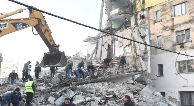 Terremoto in Albania, 25 i morti e almeno 600 i feriti. Trema anche la Puglia. Si scava fra le macerie - Il video