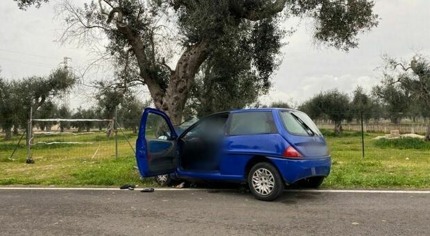 Lecce: ha un infarto mentre guida, schianto fatale contro un albero