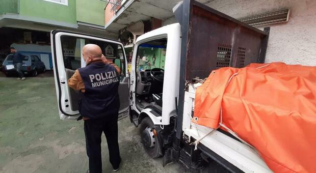 Napoli, sequestrato un furgone con rifiuti inerti e scarti di demolizione edilizia: denunciato il titolare della ditta