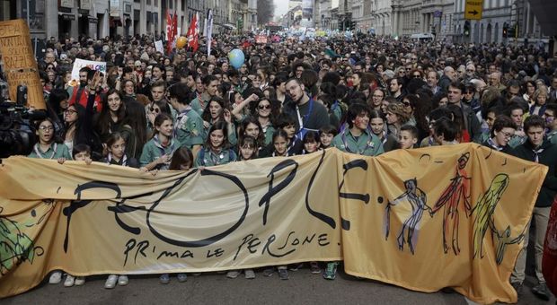 Milano, la piazza dei 200mila per dire no al razzismo