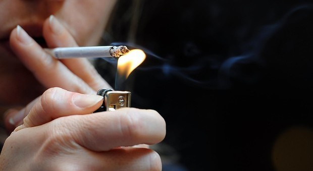 Una sentenza senza precedenti costringe un'azienda di tabacco a risarcire la famiglia di un fumatore morto a causa del fumo